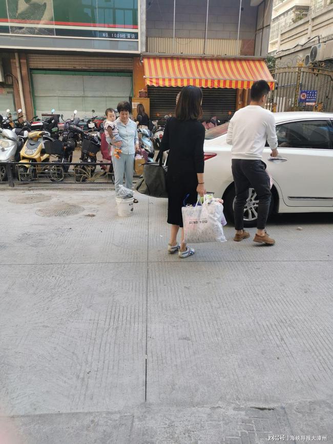 一高層住宅樓因電梯不合格通知要停梯 業(yè)主們連夜搬家或退租  第3張